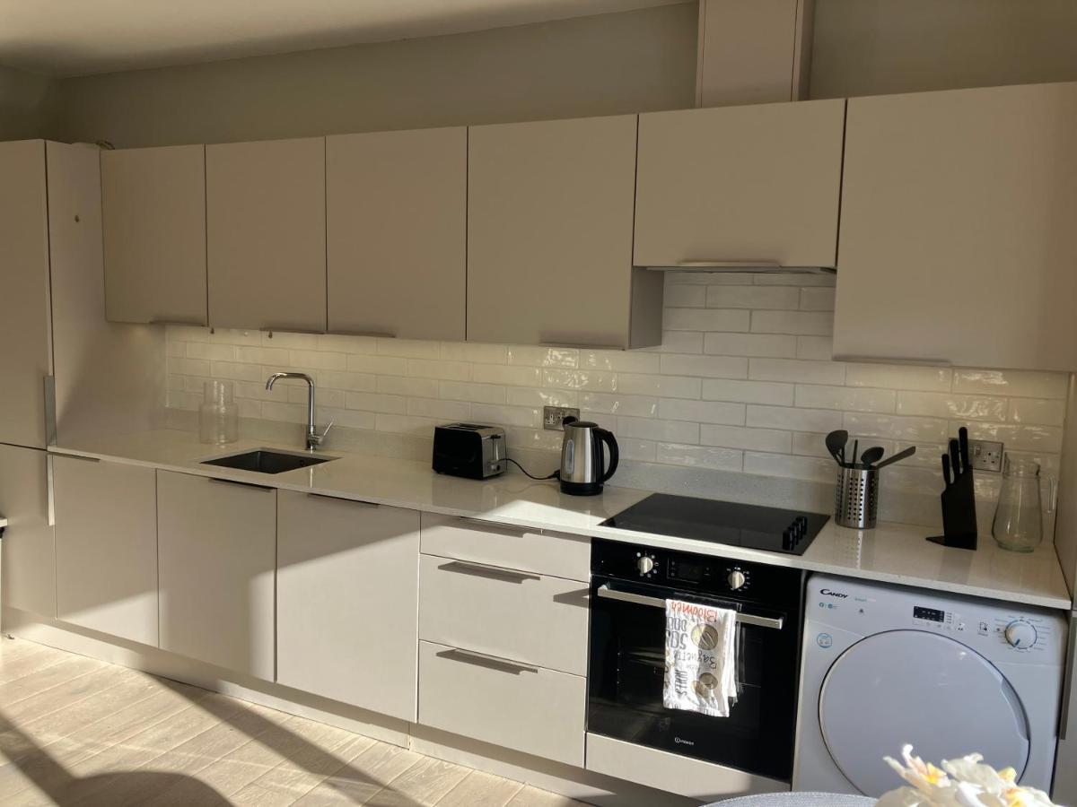 Ferienwohnung Splendid 2 Bed Flat With Private Terrace In Wimbledon - 2 The Queens London Exterior foto