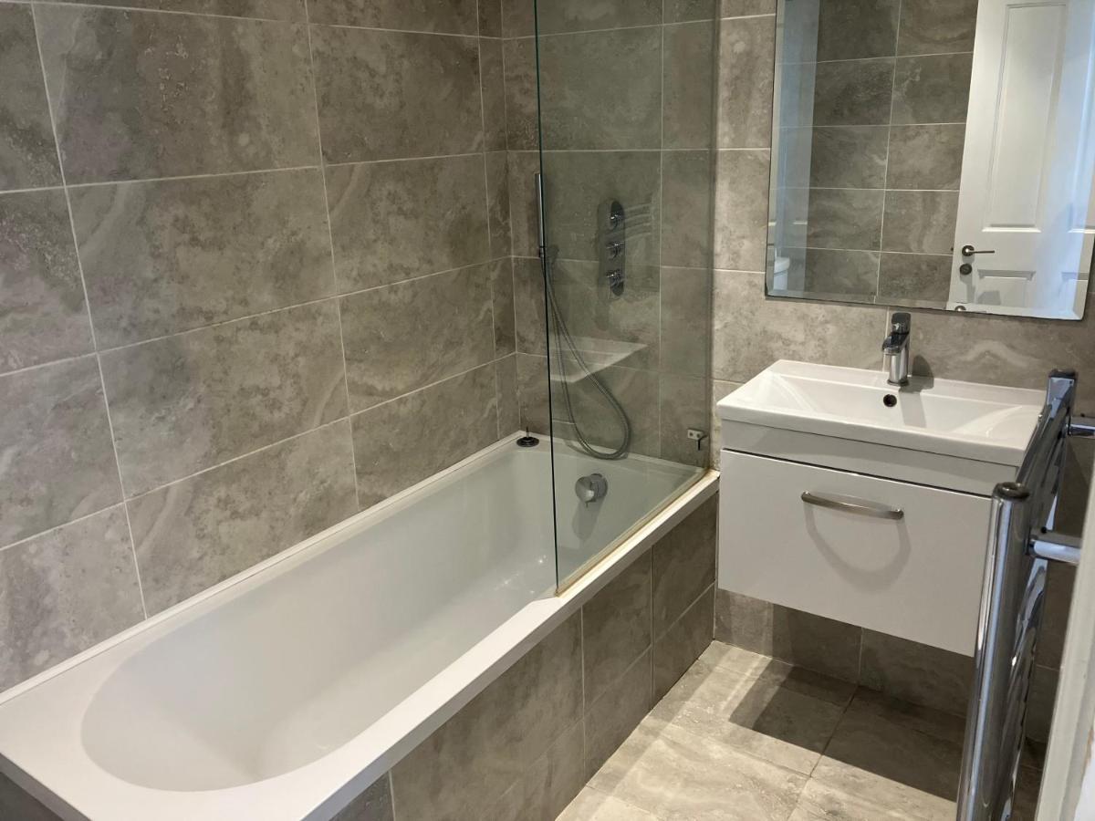 Ferienwohnung Splendid 2 Bed Flat With Private Terrace In Wimbledon - 2 The Queens London Exterior foto